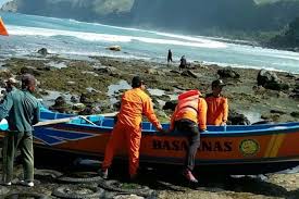 Lubang ini memiliki ukuran diameter kira kira 50 meter. Basarnas Cari Nelayan Hilang Di Pantai Karangbolong Antara Jateng