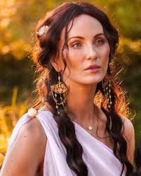 I can't believe I hadn't posted this image yet! It's one of my absolute  favourites. As all of my photoshoots are outdoors, I don't use artificial  light often. I rely solely on