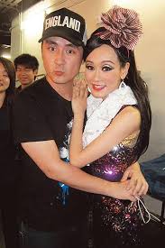 李永豪是艺人 李家鼎 与 施明 的幼子，有一 孪生 哥哥 李泳汉 ，亦为艺人，6岁起与哥哥一起当上 童星 ，于多出电影及电视剧担纲演出。 çˆ¶æ¯æ˜¯è€æˆéª¨å'Œç¥žå©† ä»–æ˜¯ç«¥æ˜Ÿå'Œç—´æ±‰ è‡ªç§°é˜¿å¨‡æ˜¯å‰ä¸–è€å©† æ¯æ—¥å¤´æ¡