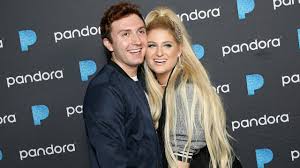 Meghan trainor daryl sabara opted for a fairytale proposal with a beautiful diamond ring for meghan trainor after dating for over a year, singer meghan trainor's longtime boyfriend daryl sabara got down on one knee in a tunnel of christmas lights to propose to her just one day before her 24th birthday. Meghan Trainor Is Blown Away By Daryl Sabara S Surprise Dance Routine At Their Wedding Entertainment Tonight