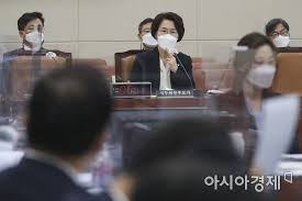 씨의 이화여대 부정입학·학사 특혜 의혹과 관련해 18일 최경희(55) 전 이대 총장을 피의자로 소환해조사한다. H Cn3 Iiatg6pm