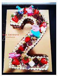 Number cake vanille et fruits rouges. Number Cake Chocolat Creme Vanille Fraises Fraiches Et Farandole De Chocolat Kinder Number Cakes Cake Design Birthday Candles