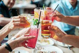 Bier, Wein und Schnaps: Studie zeigt, in welchem Alter Alkohol besonders  schädlich ist