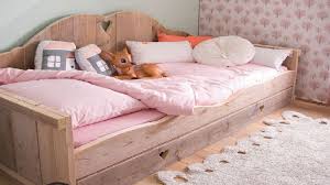 Chambre enfants pour les personnes les plus importantes au monde. Une Chambre De Fille Rose Le Kitsh Aux Oubliettes Deco Cool