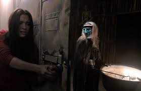 En la la casa del miedo tienes la oportunidad de vivir una noche en un caserón, en medio de una historia de fantasmas basada en leyendas urbanas, con una ambientación que esta actividad que os proponemos desde la casa del miedo se desarrolla en la quinta del melque, una casa de campo. La Casa Del Terror Haunt Dirigida Por Scott Beck Y Bryan Woods Critica