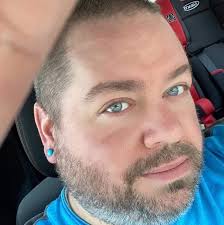 It just hit me… the guy looks like Phil Collins. lol