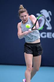 Encore une victoire et la roumaine redeviendra n.1 mondiale. Simona Halep Practice Prior To The Start Of The Miami Open Tennis Tournament 03 16 2019 Celebmafia