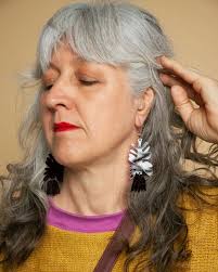 El cuerpo cambia, se transforma. El tiempo atraviesa el cuerpo y es  sinónimo de sabiduría y experiencia. Queremos volver a construir la forma  de vernos al espejo. Amigarnos con la imagen que