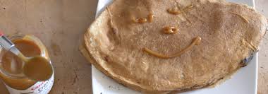 250 g farine 50 cl lait 2 cuillères à soupe de sucre 4 œufs 50 g de beurre fondu un sachet de sucre vanillé une pincée de sel deux cuillères à soupe de chocolat en poudre. Pourquoi Fait On Des Crepes A La Chandeleur Carabreizh