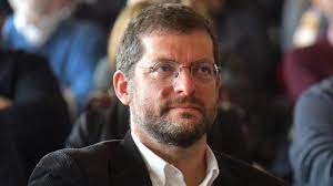 Oggi sono 2 mesi che mio figlio dario non è più con la sua mamma, con i suoi il messaggio di romano, che ha taggato la sindaca virginia raggi, ha suscitato immediatamente una. Andrea Romano E Il Figlio Morto Non Riesco A Seppellire Dario Raggi Vergognati