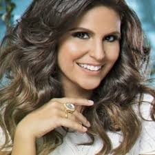 Por ter uma criação religiosa forte (filha de pastor e cresceu cantando músicas gospel), katy polemizou ao aparecer nas paradas dizendo que beijou uma mulher. Aline Barros Vagalume