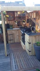 For some more cheap outdoor kitchen ideas, consider using salvaged materials—such as reclaimed woods or recycled materials like stones, pavers or bricks—in your project. Hausgemachte Aussenkuche Marie Mdy Deutsche Stifte Modern Outdoor Kitchen Outdoor Kitchen Decor Simple Outdoor Kitchen