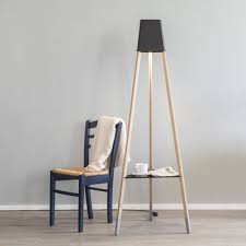 Stehleuchte Mit Ablagemoglichkeit Die Lampe Auf Drei Beinen