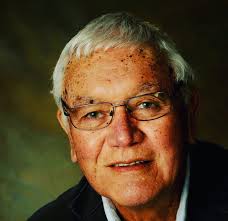 Mātahetahe ana a hane i te matihere kōmaingo noa ki te kura ka riro. Kua pā  te rongo-aitū mō Derek Wooster, tautōhito o te ao Pāpāho mō ngā tau 40 neke  atu.