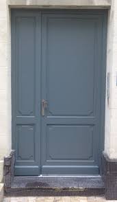 Porte D Entree Tiercee Avec Panneaux Moulures Plinthe Exterieure Finition Peinture Suivant Nuancier Couleur Facade Maison Peinture Bleu Gris Nuancier Gris