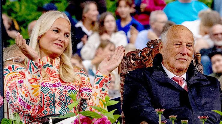 El rey Harald de Noruega rompe su silencio sobre la salud de Mette-Marit y  su vínculo con Jeffrey Epstein: "No ha hecho nada ilegal"