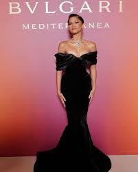 Lisa hóa thiên nga đen đẹp điên đảo, Anne Hathaway cùng Lưu Diệc Phi trắng  phát sáng tại sự kiện BVLGARI