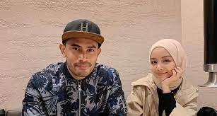 Namun ketika hari pernikahannya, dia menerima satu hadiah iaitu bayi yang diletakkan di ruang legar masjid bersama kad ucapan dan sijil kelahiran. Tonton Drama Pujaan Hati Kanda Episod 2 2021