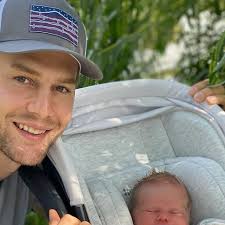 Gratulerer til Brandon Carlo og kona hans med deres første barn! :  r/BostonBruins