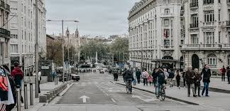 El consejero de justicia, interior y víctimas en funciones de la comunidad de madrid, enrique lópez, no se ha mostrado partidario de aplicar el toque de queda en la región porque considera que no se puede cerrar «a miles de habitantes» por «cientos de jóvenes». La Comunidad De Madrid Implanta El Toque De Queda Entre Las Doce De La Noche Y Las Seis De La Manana Modaes Es