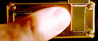 Utilisant la technique de narration non linéaire , il entremêle plusieurs histoires ayant pour protagonistes des. Pulp Fiction Briefcase Gifs Get The Best Gif On Giphy