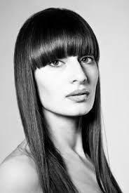 Foto vonalex h., hinzugefügtam 13. Beauty Studio Portrait Der Hubschen Jungen Frau Modell Mit Glatten Haaren Langen Geraden Pony Naturliches Make Up Und Hellen Bunten Roten Glanzenden Lippen Halb Geoffnet Blick In Die Kamera Grauer Hintergrund Kopie Raum