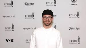 Mark forsters beitrag zum weltfrauentag ist ein echter hingucker: Mark Forster Darum Tragt Er Immer Caps