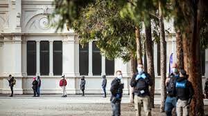 Victoria is crawling out of lockdown, a peak economic group says, while melbourne businesses such as gyms remain at a dead stop. Xa62gtwbn8twzm