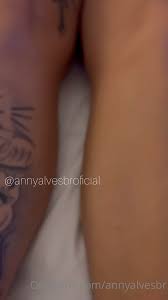 Anny Alves de Onlyfans se diverte enquanto se correm nos pés