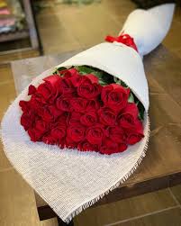 Almaflowers.kz | Букет из 25 красных роз сорта «Freedom» (80 см) - купить в  Алматы по лучшей цене с доставкой