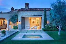 Northern Italian Style Villa Surrounded By An Inviting Desert Oasis Villa Italie Villa Italie Maison De Luxe Et Villa