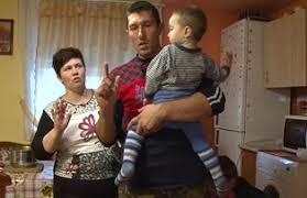 Un an mai târziu a devenit populară și virală pe rețele de socializare după ce aceasta a început să plangă când a aflat că în familia unde a ajuns se bea apă. Schimb De Mame Online Azi