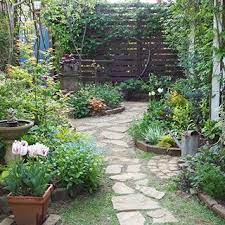 今日の庭 モリモリして来ました 咲いている花は少ないけれど 開花を待ちワクワクするこの時期が一番好きです 鉢植えのチューリップは咲いてから半日陰に置いて長く楽しんでいます 早春の庭 手作りの庭 ガーデニング 庭のある暮らし 植物のある暮らし 小さな庭 花