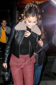 Selena Gomez Out In New York City With Stylish Fur Black Leather Jacket Is At Instylejackets Com Sel Selena Gomez Outfits Selena Gomez Style Selena Gomez Hair