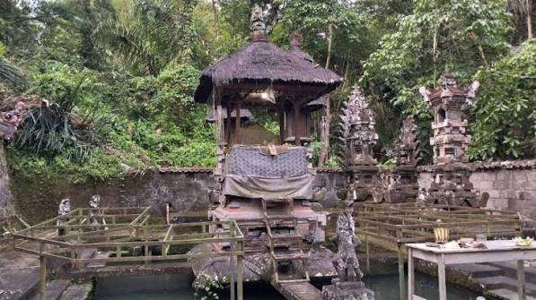 Penglukatan Pura Tirta Suranadi
