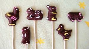 Poules Lapins Canards En Chocolat Perches Sur Leur Petit Baton Ils Sont A Croquer Sucette Chocolat Chocolat Sucette