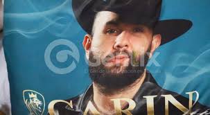 Ponen a la venta cobija de Carin León para que te abrigues «De Compas»