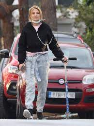 Super αβαφη με τις pajamas της απο το κρεβάτι των παιδιών της με χαλάρωση, τα παιδιά της και εντελώς φυσική. Faih Skorda Abafh Ki Anemelh Gia Paixnidi Me Ton Gio Ths Fwtografies Znews