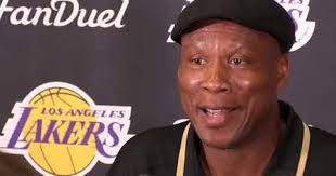 Byron Scott has done 'excellent job' as Lakers coach under the  circumstances, Mitch Kupchak says