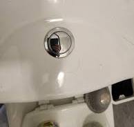 C'è un modo per riparare il pulsante di scarico del water ...