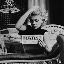 Black And White Magazine Aesthetic Marylin Monroe Reading A Magazine In 2020 Marylin Monroe Black And White Aesthetic Magazine Photography