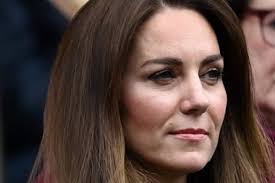Kate Middleton senza parole, la principessa Beatrice nel tentativo di  imitarla stavolta ha esagerato