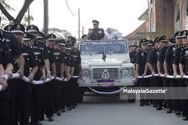Paragraph 20 of the perintah tetap ketua polis negara (ptkpn) a501 states that when an auxiliary police collaborates with a regular police officer, the auxiliary police has to be lower in. Selamat Bersara Tan Sri Khalid