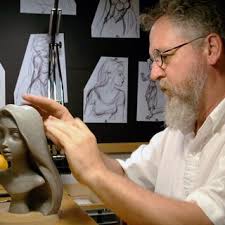 Sam animando vísceras. Fig. 2-Flora Cuevas con uno de sus vestuarios.