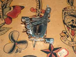 When Paul Rogers Took Over Pop Williamson S In Jacksonville Fl He Found A Bunch Of Machines In A Drawer This Is On Vintage Tattoo Tattoo Machine Tattoo Shop