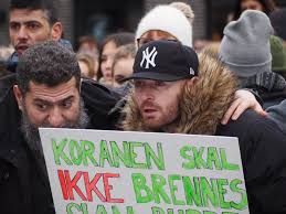En person blir her pågrepet for ordensforstyrrelser. Norsk Venstreside Hyller Knebling Av Ytringsfriheten Og Elsker Rasende Mobber Som Skriker Allahu Akbar Politisk Ukorrekt