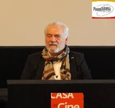 Ma più dei film precedenti, lontano lontano coglie l'essenza della romanità, della sua espressività linguistica che impasta le immagini. Gianni Di Gregorio E Il Suo Film Lontano Lontano Il Vero Cinema Italiano Esiste Ancora Chiara Ricci