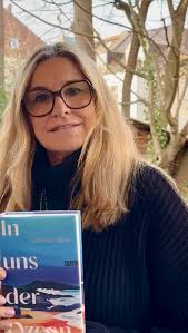 Marie am Montag ist verzaubert von „Öffnet sich der Himmel“ von Seán Hewitt  Ein wunderbar poetischer, kraftvoller Roman über junge Liebe, Begehren und  Jugend. James Liebe zu Luke hat mir als Leserin