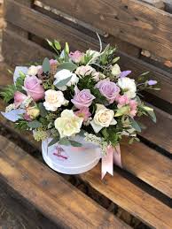 Rose Studio доставка цветов по краснодару цветочный магазин в краснодаре Korobka S Cvetami Pastelnyh Tonov Cvetochnye Kompozicii Buket Cvetov Cvety
