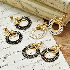 秋冬カラーのmiyukiのシードビーズで作るアクセサリー リングパーツに特小ビーズとスレンダービューグルをブリックステッチで編みつけてリース風に ワンポイントのリボンが目を引く この季節にぴったりのキュートなピアスに仕立てました ハンドメイド ビーズ